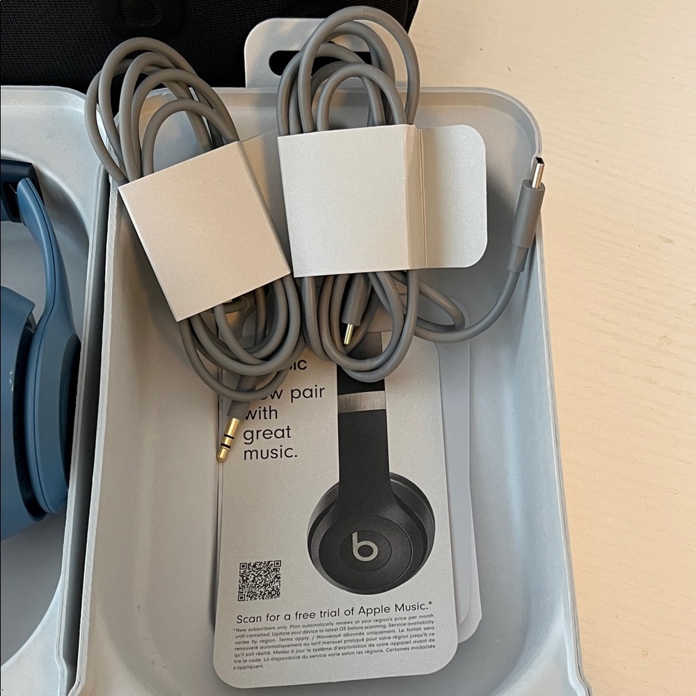 Beats Solo 4 by Dre Blue Headphones - Picture 3 of 8